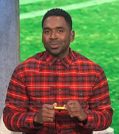 Justin's red plaid shirt on E! News Daily Pop