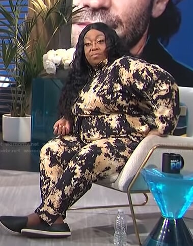 Loni's yellow tie dye jumpsuit on E! News Daily Pop