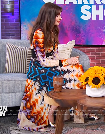 Anne Hathaway's geometric print dress on The Kelly Clarkson Show
