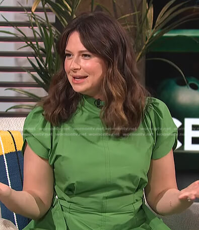 Katie Lowes's green belted cotton dress on E! News Daily Pop