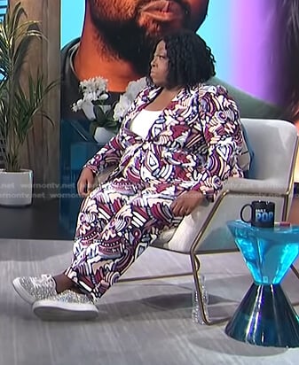 Loni's printed blazer and apnts on E! News Daily Pop