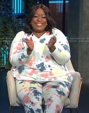 Loni's tie dye sweatshirt and jogger pants on E! News Daily Pop