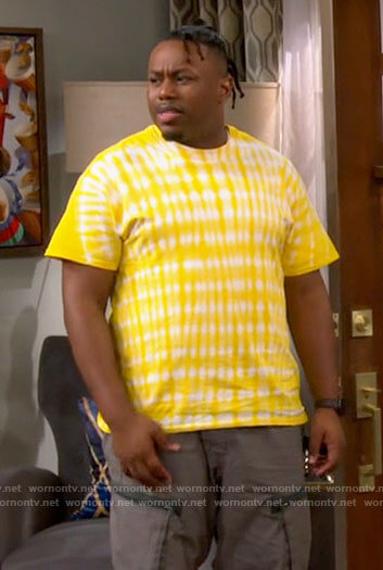 Marty's yellow tie dye t-shirt on The Neighborhood