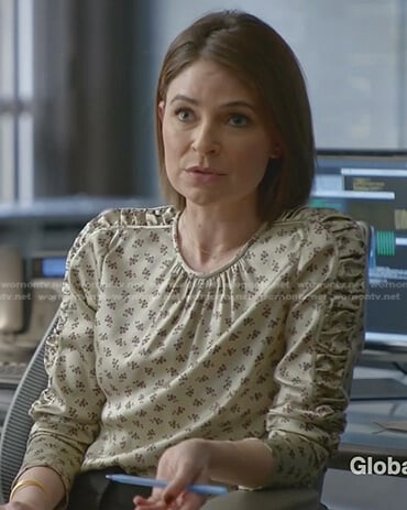 Taylor's floral ruched sleeve top on Bull
