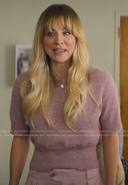 Cassie's mauve pink short sleeve sweater on The Flight Attendant