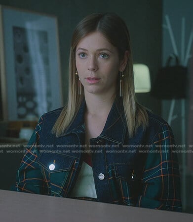 Cayetana’s green plaid denim jacket and pants on Elite