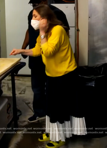 Drew's black pleated colorblock skirt on The Drew Barrymore Show