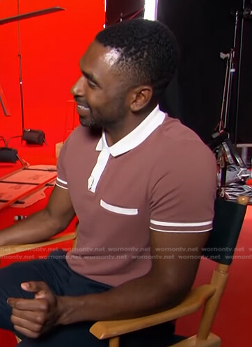 Justin's brown contrast collar polo shirt on E! News Daily Pop