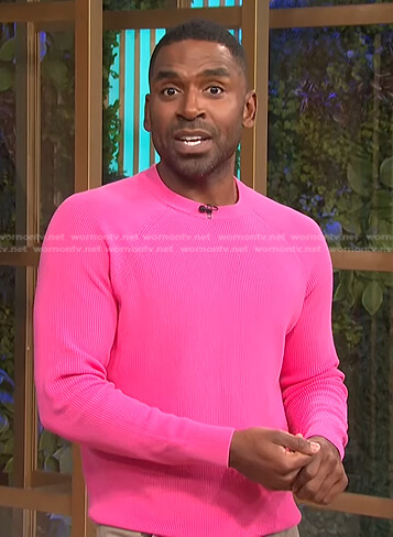 Justin's pink sweater on E! News Daily Pop