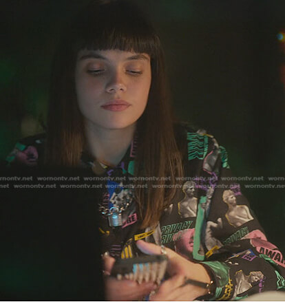 Mencia’s black graphic print shirt on Elite