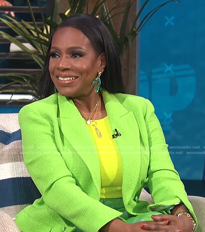 Sheryl Lee Ralph's green blazer on E! News Daily Pop