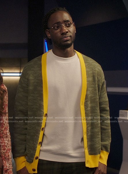 Chester's green printed cardigan with yellow trim on The Flash
