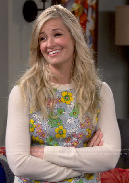 Gemma's floral panel sweater on The Neighborhood