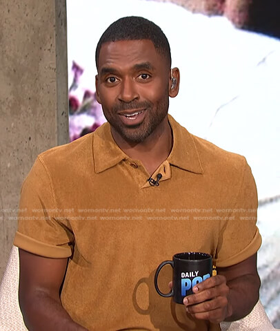 Justin's tan polo shirt on E! News Daily Pop