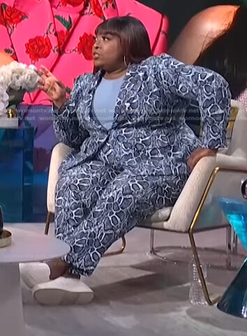 Loni's blue snake print blazer and pants on E! News Daily Pop