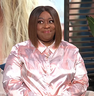 Loni's pink marble satin blouse and pants on E! News Daily Pop
