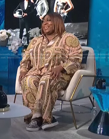 Loni's floral print shirt and pants on E! News Daily Pop