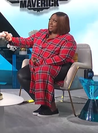 Loni's red plaid tunic on E! News Daily Pop