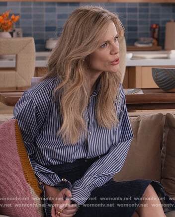 Mallory's denim skirt with buttons on Grace and Frankie