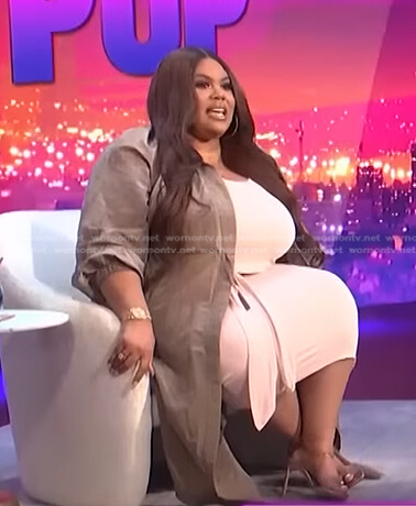 Nina's pink cropped top and tie skirt on E! News Nightly Pop