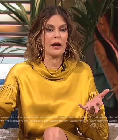 Teri Hatcher’s gold satin dress on E! News Daily Pop
