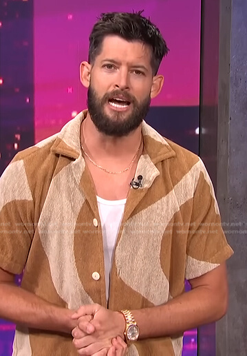 Hunter March's brown print terry shirt on E! News Nightly Pop