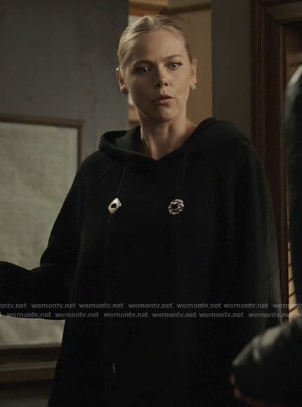 Isobel's black oversized hoodie on Roswell New Mexico