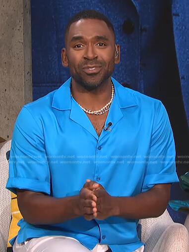 Justin's blue short sleeve shirt on E! News Daily Pop