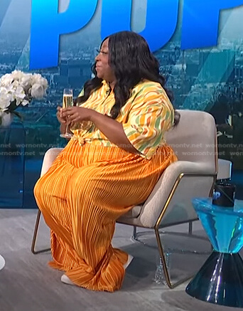 Loni's geometric shirt and orange pleated pants on E! News Daily Pop