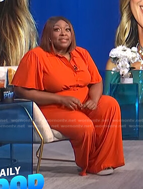 Loni's orange knotted top and wide-leg pants on E! News Daily Pop