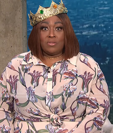 Loni's blush pink floral shirt and pants on E! News Daily Pop
