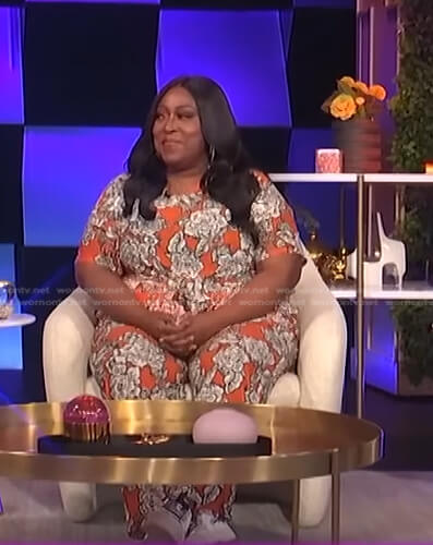 Loni's orange floral tie front top and pants on E! News Daily Pop