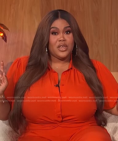 Nina's orange knotted shirt and pants on E! News Nightly Pop