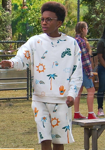 Noah's white graphic print sweatshirt and shorts on Bunkd