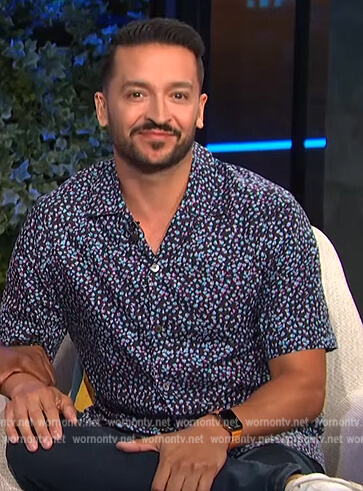 Jai Rodriguez's floral print shirt on E! News Daily Pop