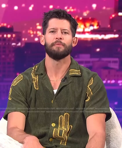 Hunter March's green cactus shirt on E! News Nightly Pop