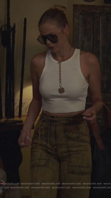 Isobel's yellow acid wash jeans and white tank top on Roswell New Mexico