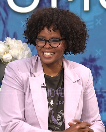Jacqueline Coley's black graphic print tee on E! News Daily Pop