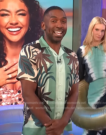 Justin's sage floral print shirt on E! News Daily Pop