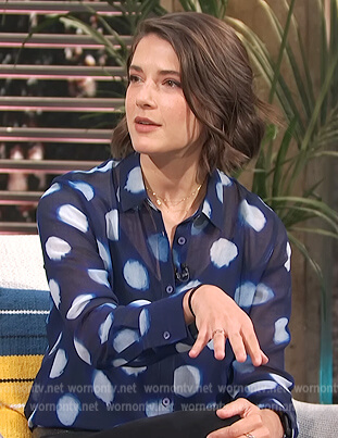 Daryn Carp's blue polka dot blouse on E! News Daily Pop