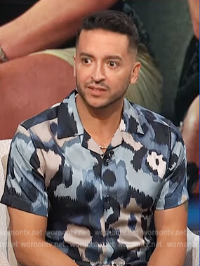 Jai Rodriguez's blue floral satin shirt on E! News Daily Pop