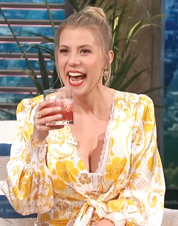 Jodie Sweetin's yellow floral print dress on E! News Daily Pop