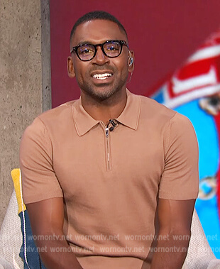 Justin's khaki zip polo on E! News Daily Pop