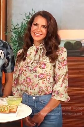 Karina Heinrich's green floral print blouse on E! News Daily Pop