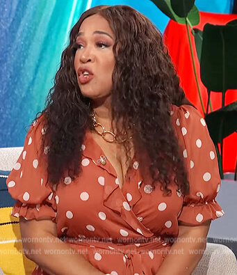 Kym Whitley's brown polka dot wrap dress on E! News Daily Pop