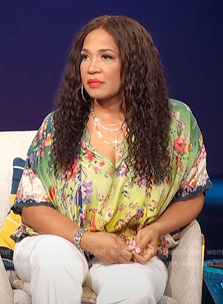Kym Whitley's floral blouse on E! News Daily Pop
