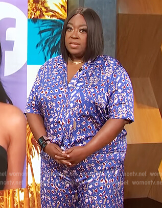 Loni's blue printed shirt and pants on E! News Daily Pop