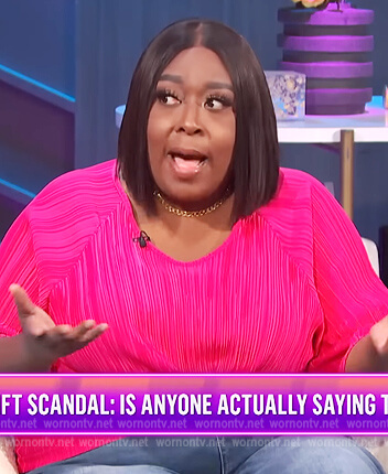 Loni's pink striped tee on E! News Nightly Pop