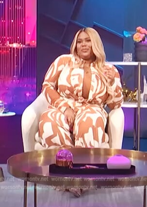 Nina's brown abstract print top and pants on E! News Nightly Pop