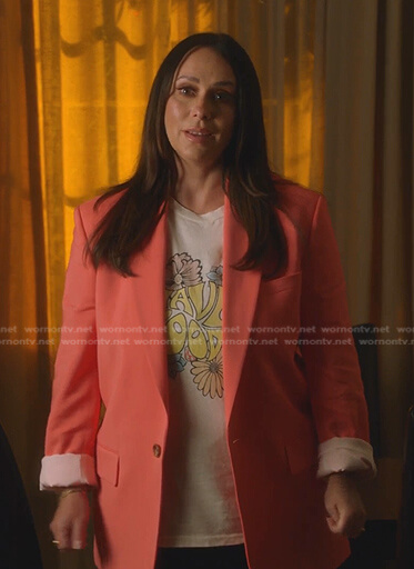 Maddie's print tee and pink blazer on 9-1-1